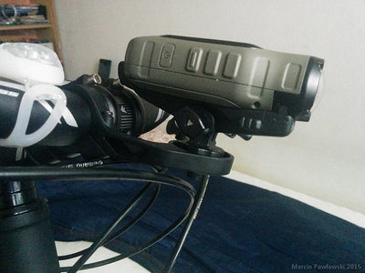 Całkiem niski profil. Można by jeszcze skierować wszystko w dół, lub zamontować kamerę wyświetlaczem w dół.